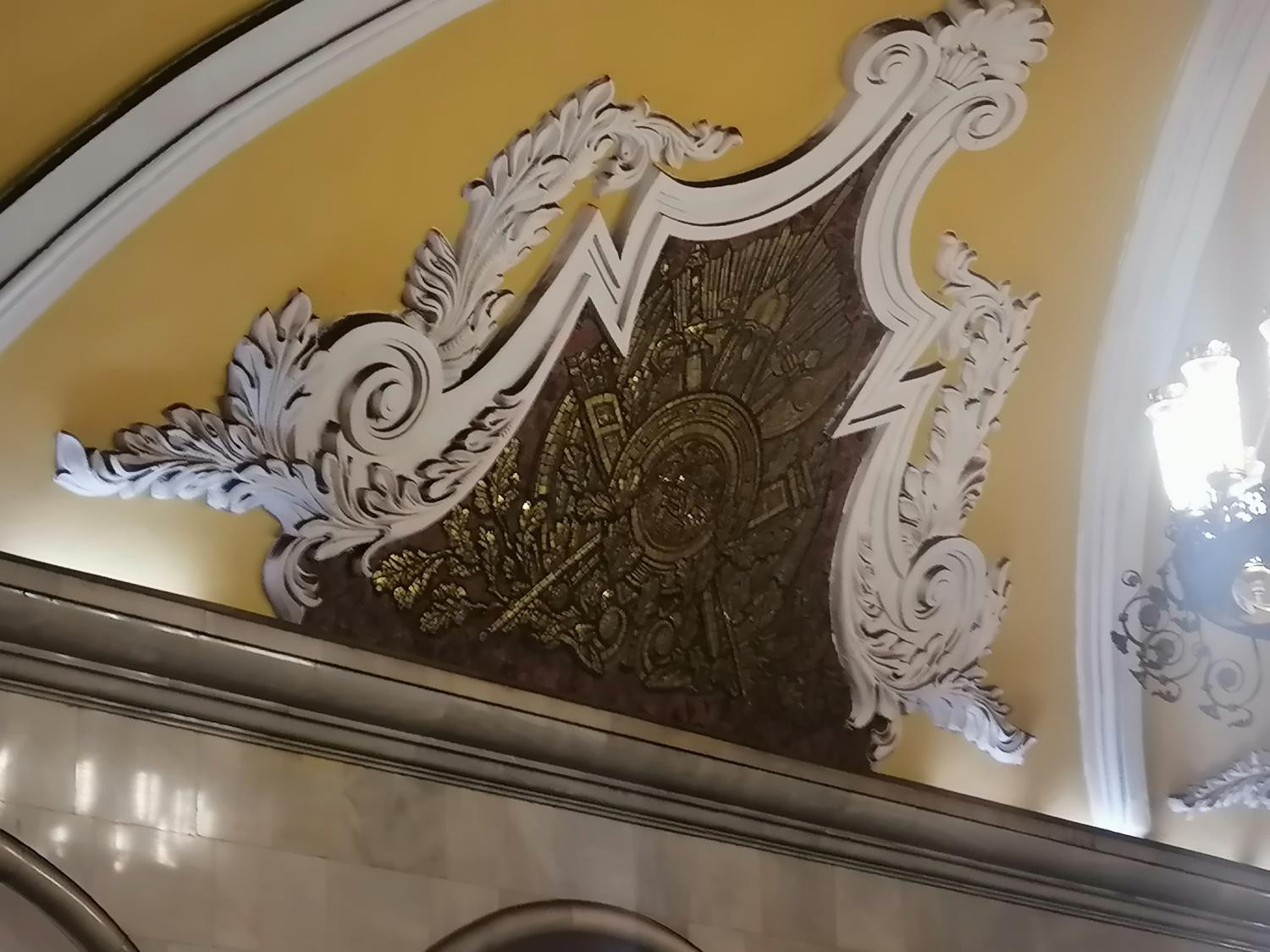 8. Акант в оформлении станции московского метро «Комсомольская-кольцевая»