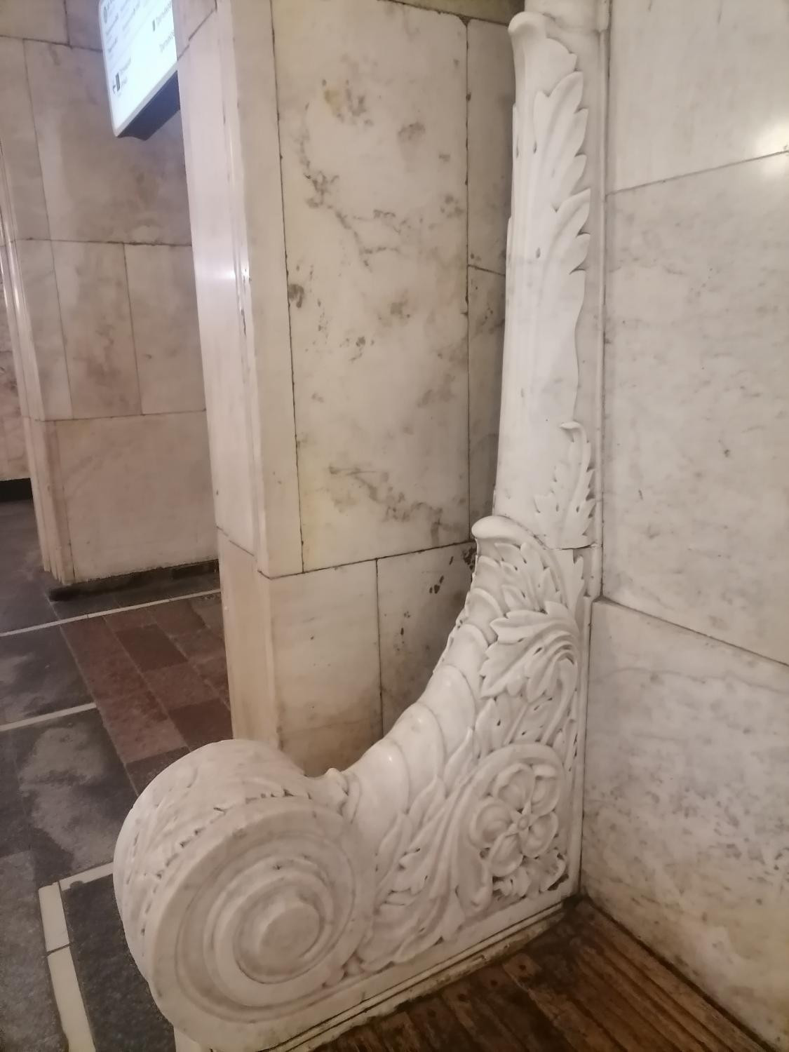 9. Акант в оформлении станции московского метро «Новокузнецкая»