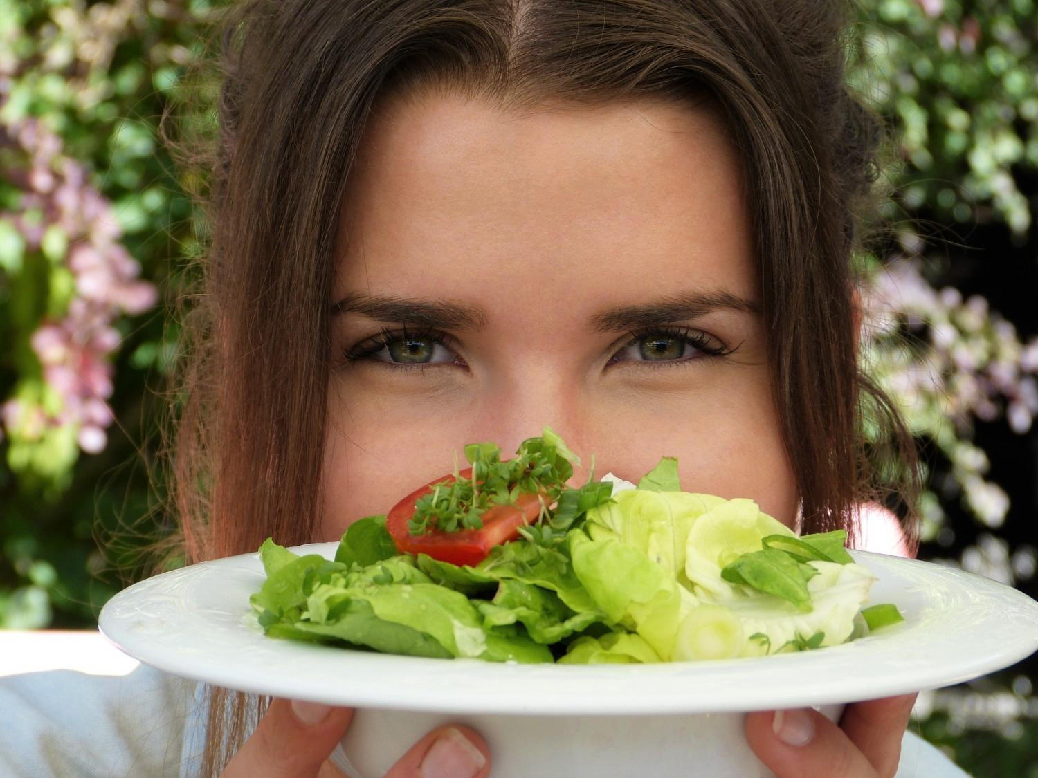 Салат с микрозеленью розмарина подарит здоровье вашей коже